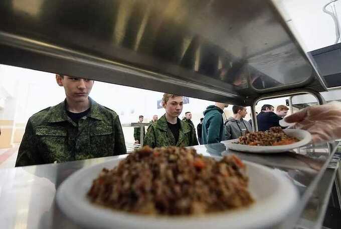 «Военторг» обвинён в поставках просроченных продуктов военным